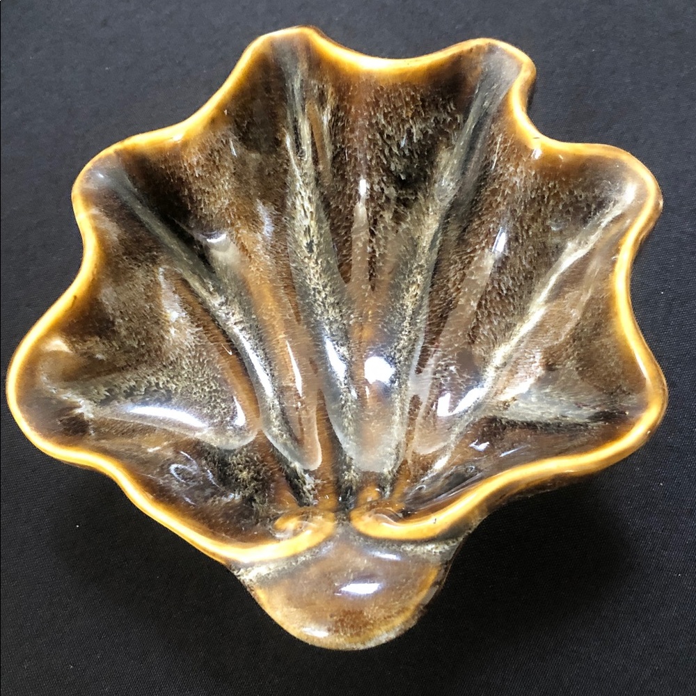 Elegant Shell-Shaped Ceramic Dish